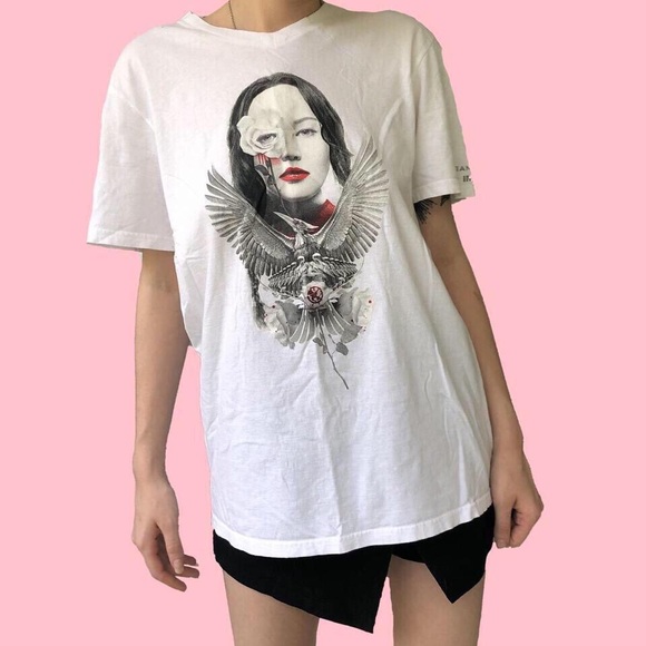 Jennifer Lawrence from the Hunger games promo tee - Picture 3 of 4